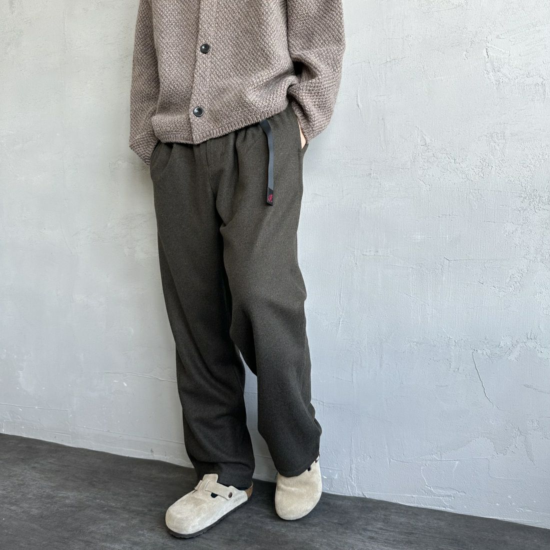 GRAMiCCi [グラミチ] ウールリラックスドプリーツドトラウザー [G4FM-P065] UMBER WOOL &&モデル身長：179cm 着用サイズ：L&&