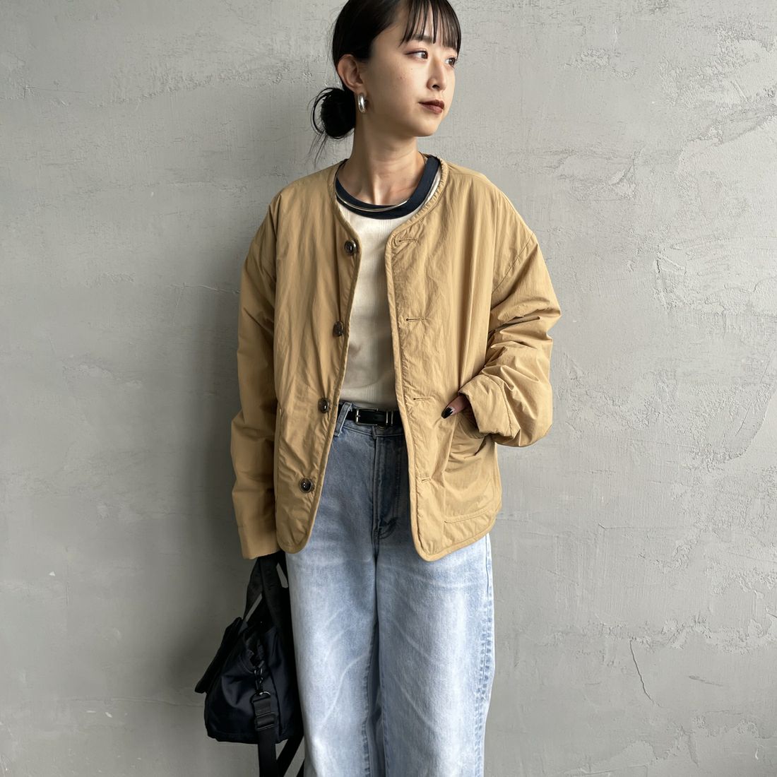 UNIVERSAL OVERALL [ユニバーサルオーバーオール] 別注 中綿入りノーカラージャケット [U2432452IN-JF] BEIGE &&モデル身長：150cm 着用サイズ：F&&