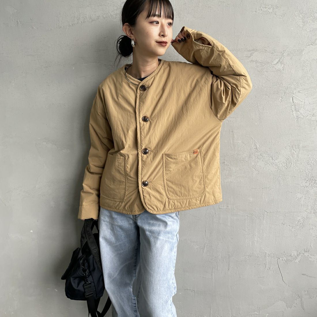 UNIVERSAL OVERALL [ユニバーサルオーバーオール] 別注 中綿入りノーカラージャケット [U2432452IN-JF] BEIGE &&モデル身長：150cm 着用サイズ：F&&