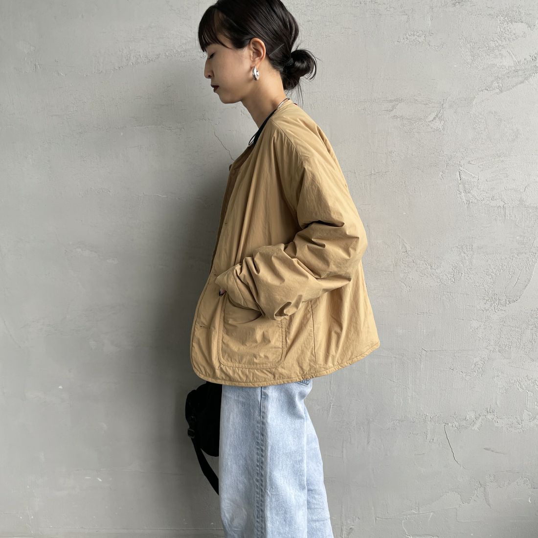 UNIVERSAL OVERALL [ユニバーサルオーバーオール] 別注 中綿入りノーカラージャケット [U2432452IN-JF] BEIGE &&モデル身長：150cm 着用サイズ：F&&