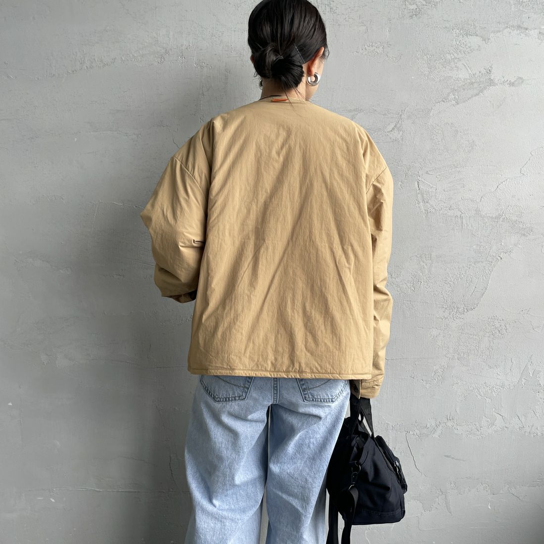 UNIVERSAL OVERALL [ユニバーサルオーバーオール] 別注 中綿入りノーカラージャケット [U2432452IN-JF] BEIGE &&モデル身長：150cm 着用サイズ：F&&