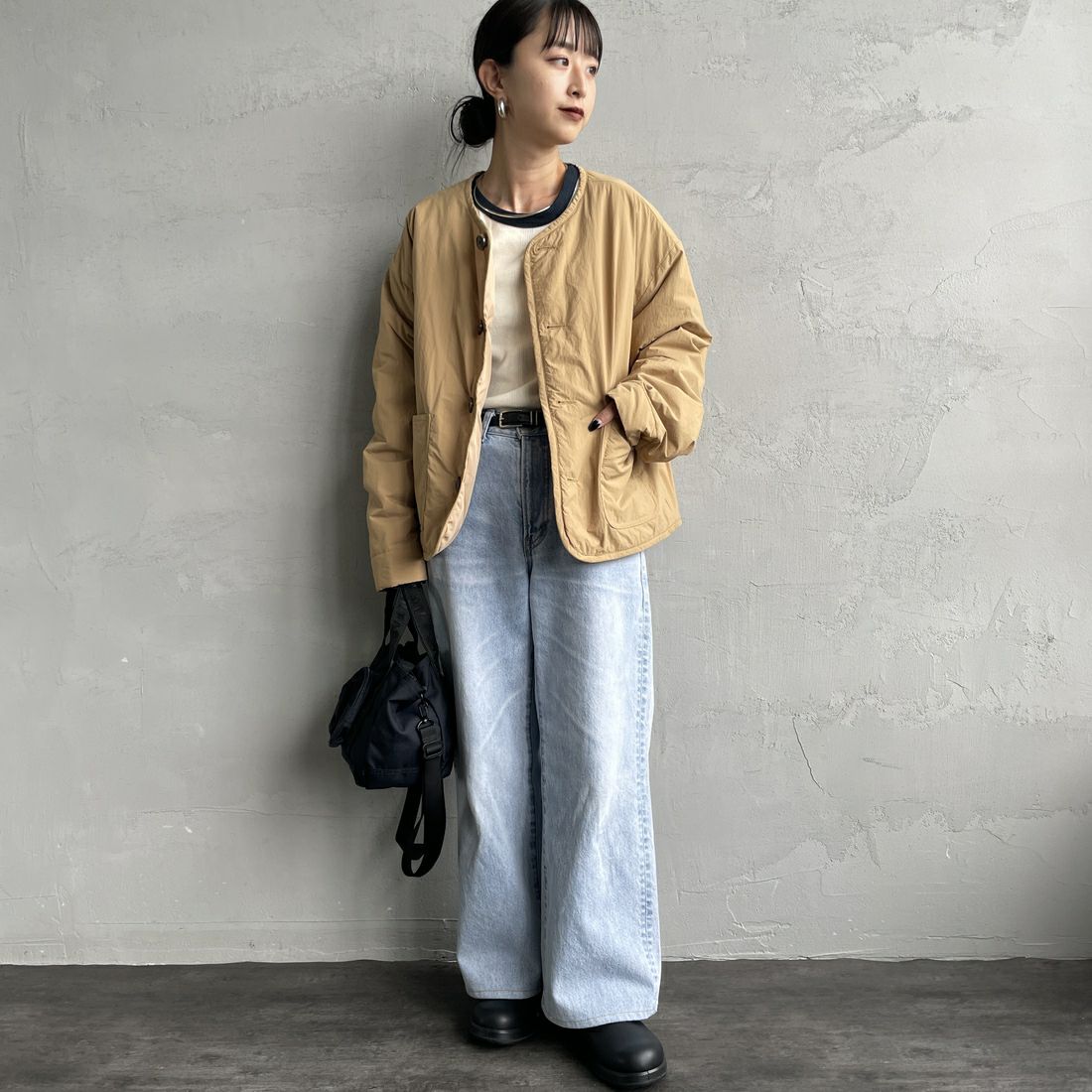 UNIVERSAL OVERALL [ユニバーサルオーバーオール] 別注 中綿入りノーカラージャケット [U2432452IN-JF] BEIGE &&モデル身長：150cm 着用サイズ：F&&