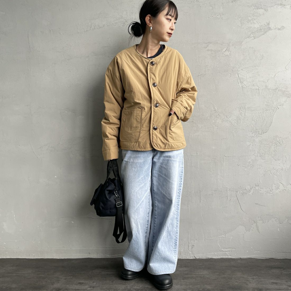 UNIVERSAL OVERALL [ユニバーサルオーバーオール] 別注 中綿入りノーカラージャケット [U2432452IN-JF] BEIGE &&モデル身長：150cm 着用サイズ：F&&