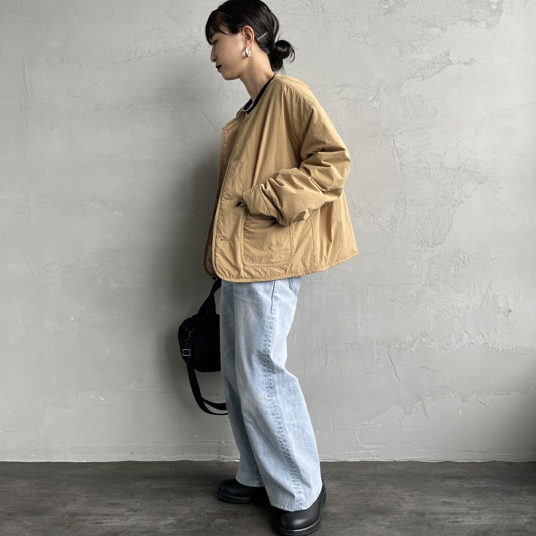UNIVERSAL OVERALL [ユニバーサルオーバーオール] 別注 中綿入りノーカラージャケット [U2432452IN-JF] BEIGE &&モデル身長：150cm 着用サイズ：F&&