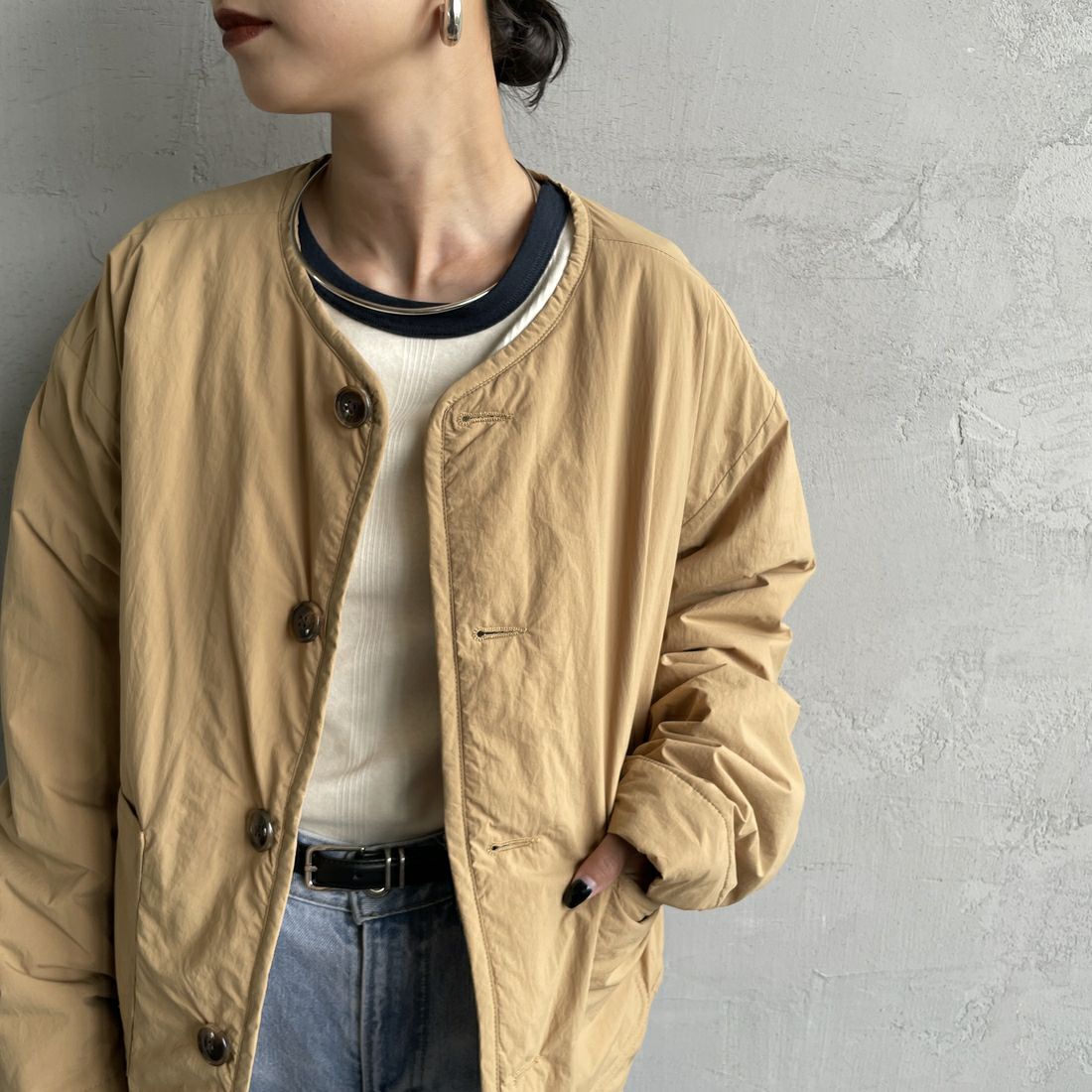 UNIVERSAL OVERALL [ユニバーサルオーバーオール] 別注 中綿入りノーカラージャケット [U2432452IN-JF] BEIGE &&モデル身長：150cm 着用サイズ：F&&