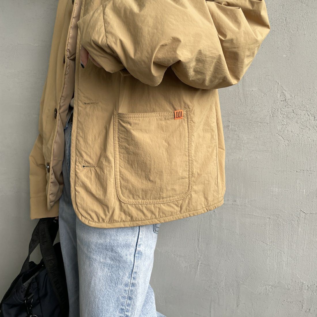 UNIVERSAL OVERALL [ユニバーサルオーバーオール] 別注 中綿入りノーカラージャケット [U2432452IN-JF] BEIGE &&モデル身長：150cm 着用サイズ：F&&