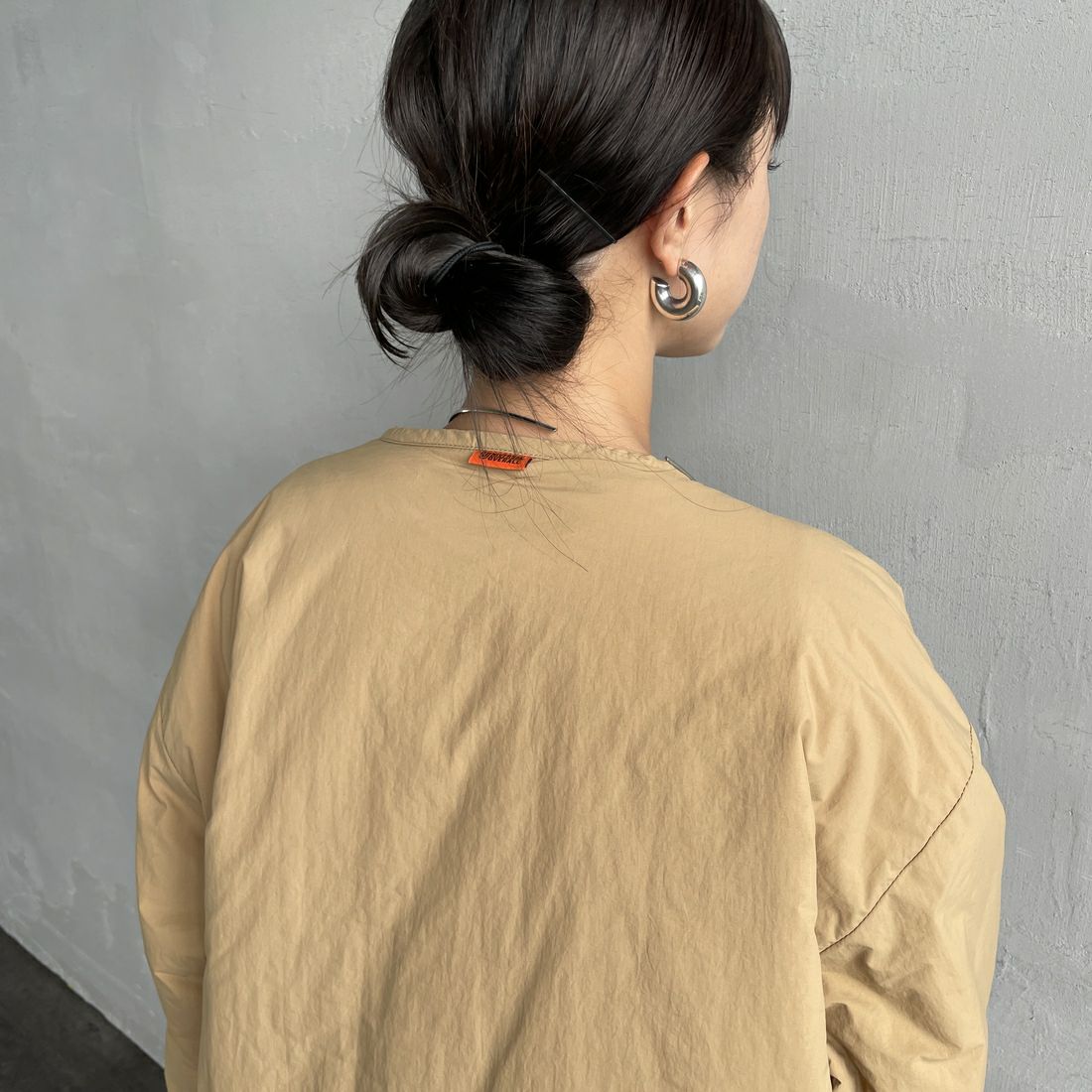 UNIVERSAL OVERALL [ユニバーサルオーバーオール] 別注 中綿入りノーカラージャケット [U2432452IN-JF] BEIGE &&モデル身長：150cm 着用サイズ：F&&