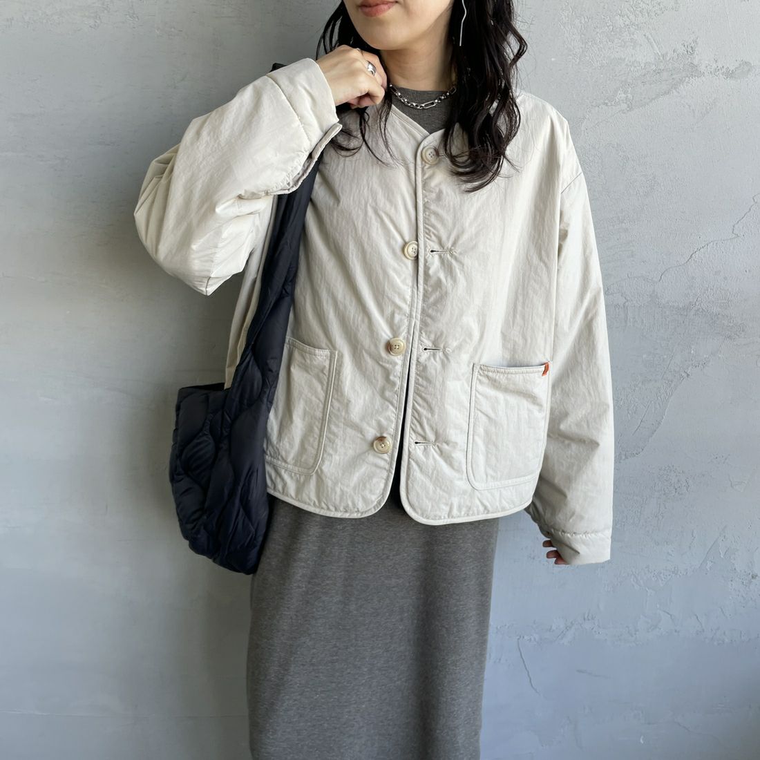 UNIVERSAL OVERALL [ユニバーサルオーバーオール] 別注 中綿入りノーカラージャケット [U2432452IN-JF] L.GRAY &&モデル身長：160cm 着用サイズ：F&&