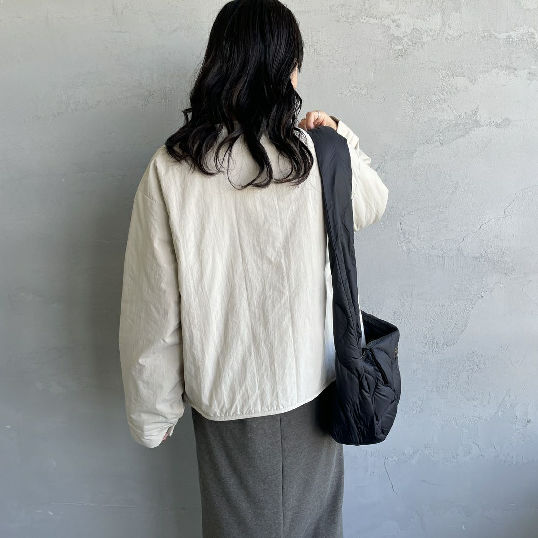 UNIVERSAL OVERALL [ユニバーサルオーバーオール] 別注 中綿入りノーカラージャケット [U2432452IN-JF] L.GRAY &&モデル身長：160cm 着用サイズ：F&&