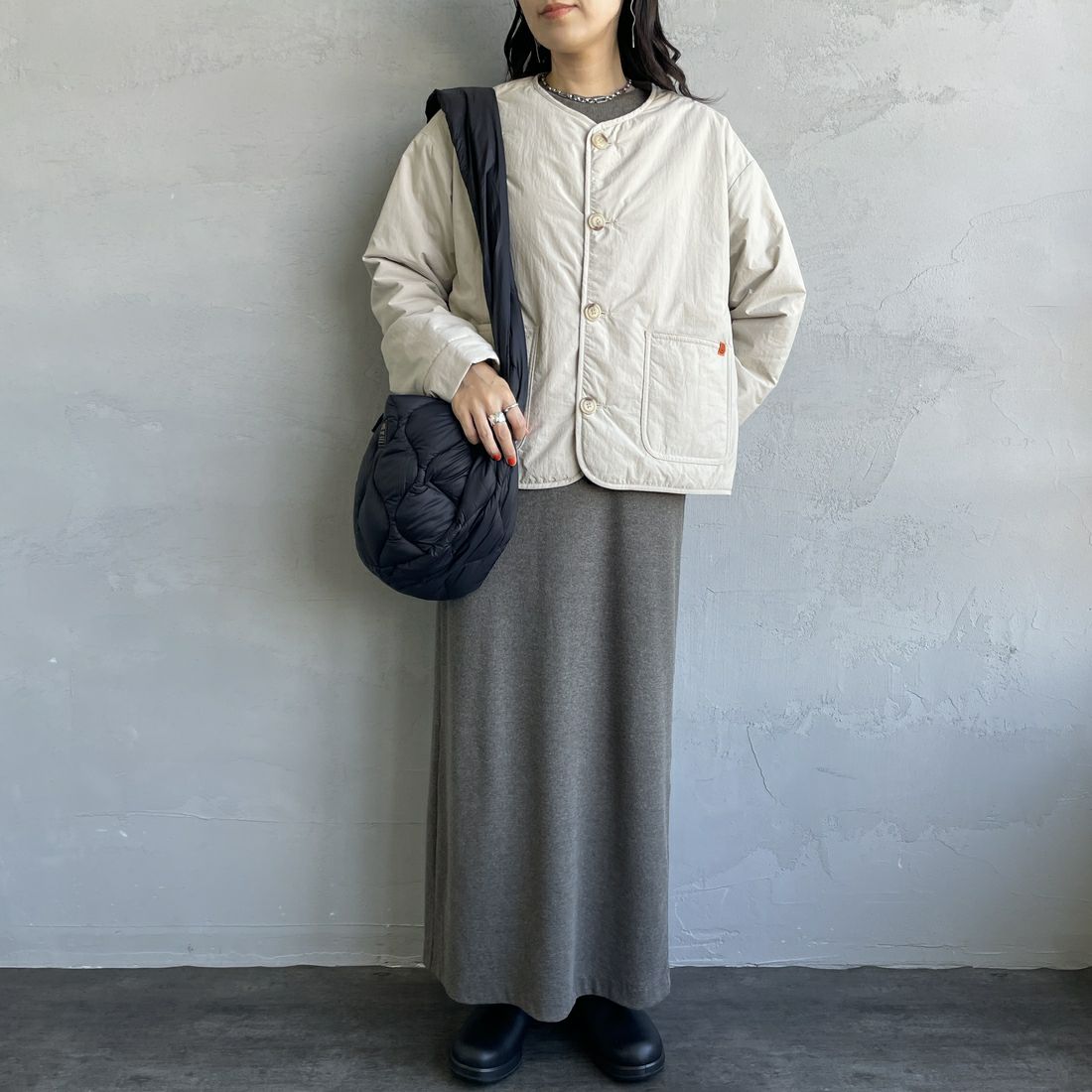 UNIVERSAL OVERALL [ユニバーサルオーバーオール] 別注 中綿入りノーカラージャケット [U2432452IN-JF] L.GRAY &&モデル身長：160cm 着用サイズ：F&&