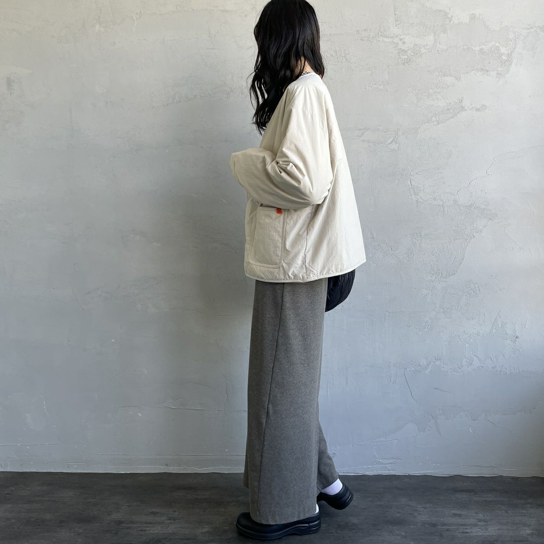 UNIVERSAL OVERALL [ユニバーサルオーバーオール] 別注 中綿入りノーカラージャケット [U2432452IN-JF] L.GRAY &&モデル身長：160cm 着用サイズ：F&&