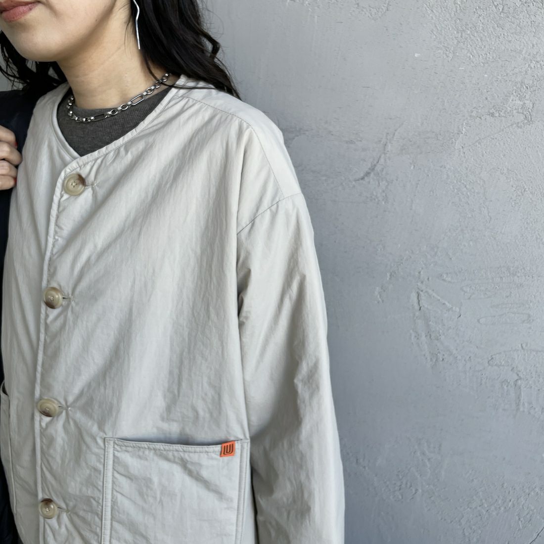 UNIVERSAL OVERALL [ユニバーサルオーバーオール] 別注 中綿入りノーカラージャケット [U2432452IN-JF] L.GRAY &&モデル身長：160cm 着用サイズ：F&&