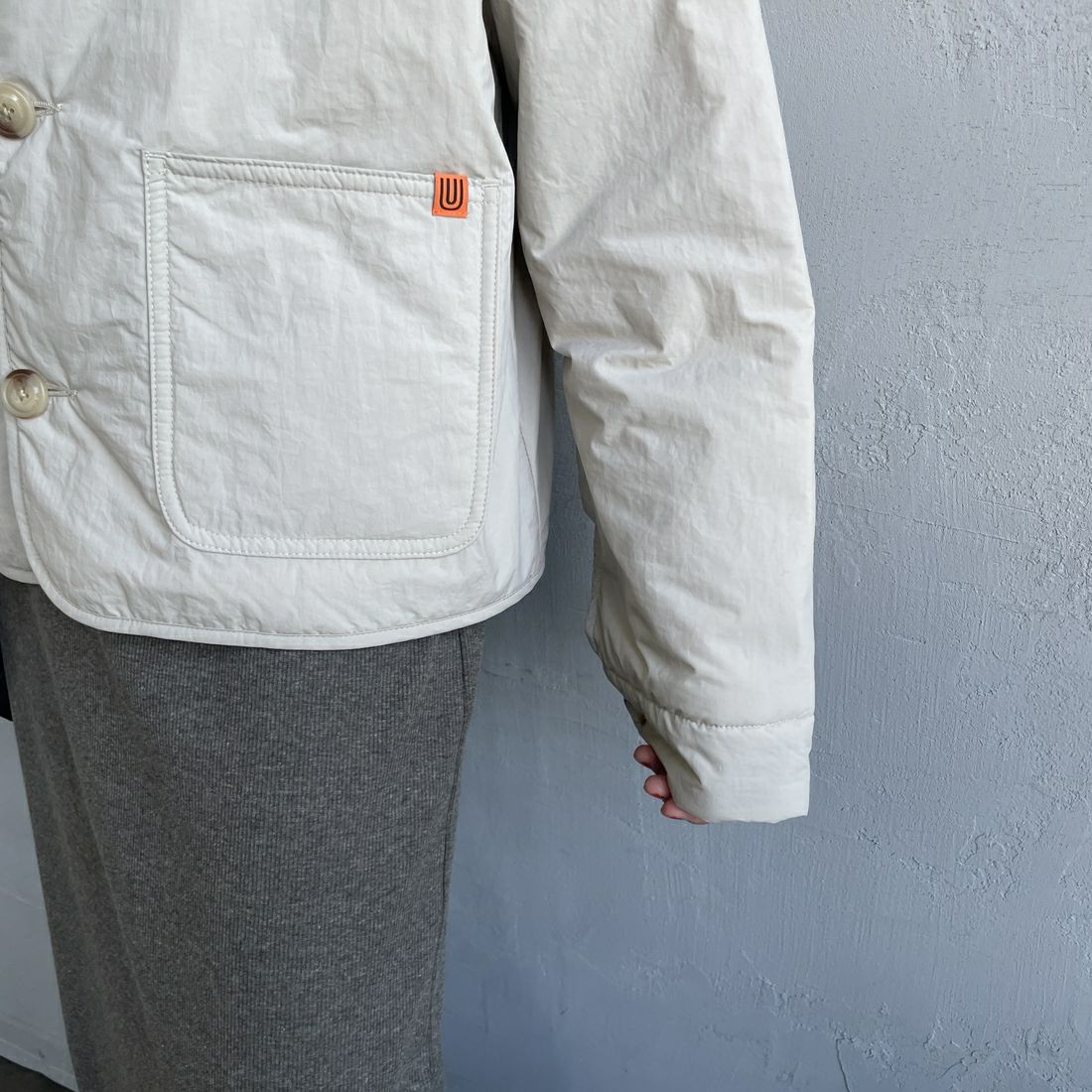 UNIVERSAL OVERALL [ユニバーサルオーバーオール] 別注 中綿入りノーカラージャケット [U2432452IN-JF] L.GRAY &&モデル身長：160cm 着用サイズ：F&&