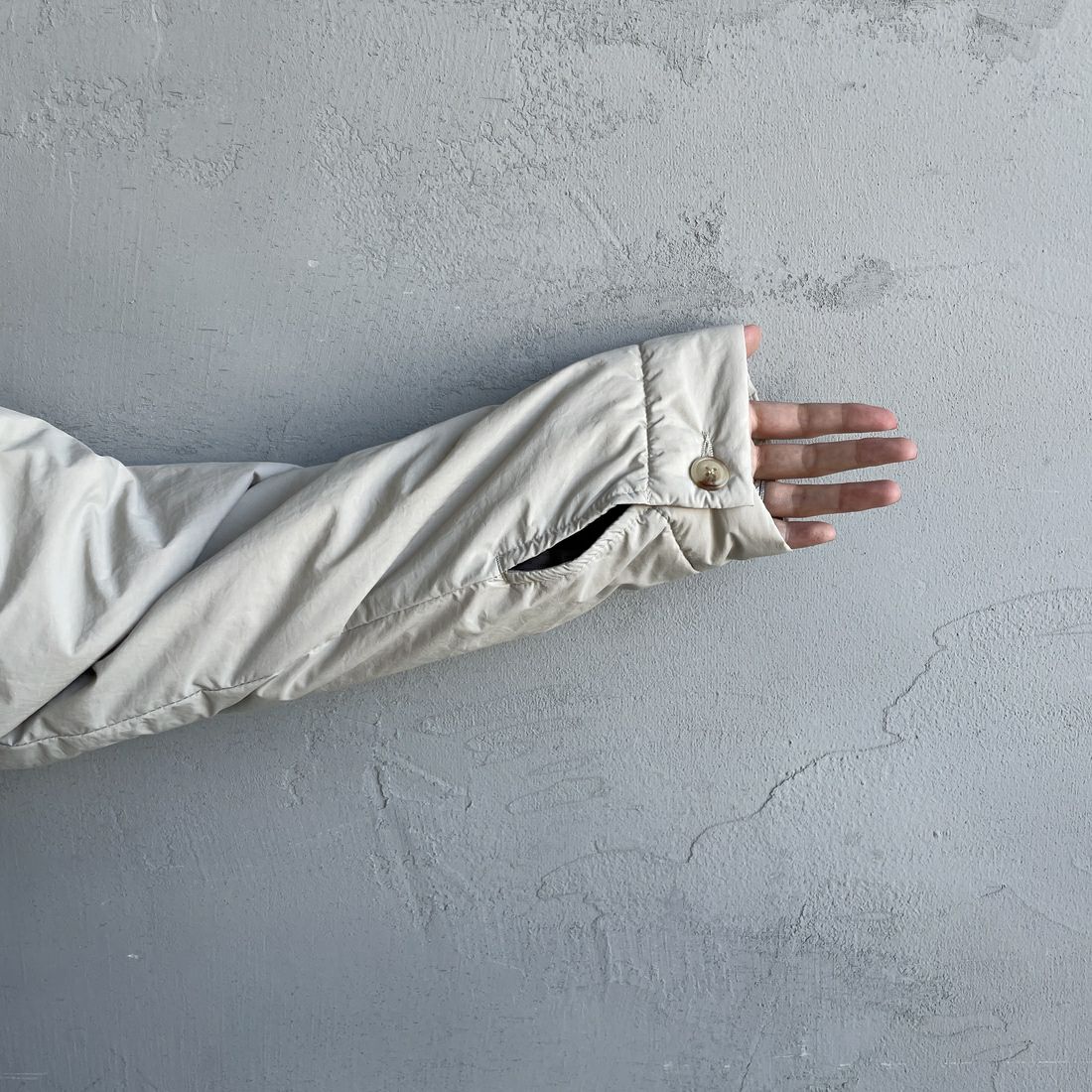 UNIVERSAL OVERALL [ユニバーサルオーバーオール] 別注 中綿入りノーカラージャケット [U2432452IN-JF] L.GRAY &&モデル身長：160cm 着用サイズ：F&&