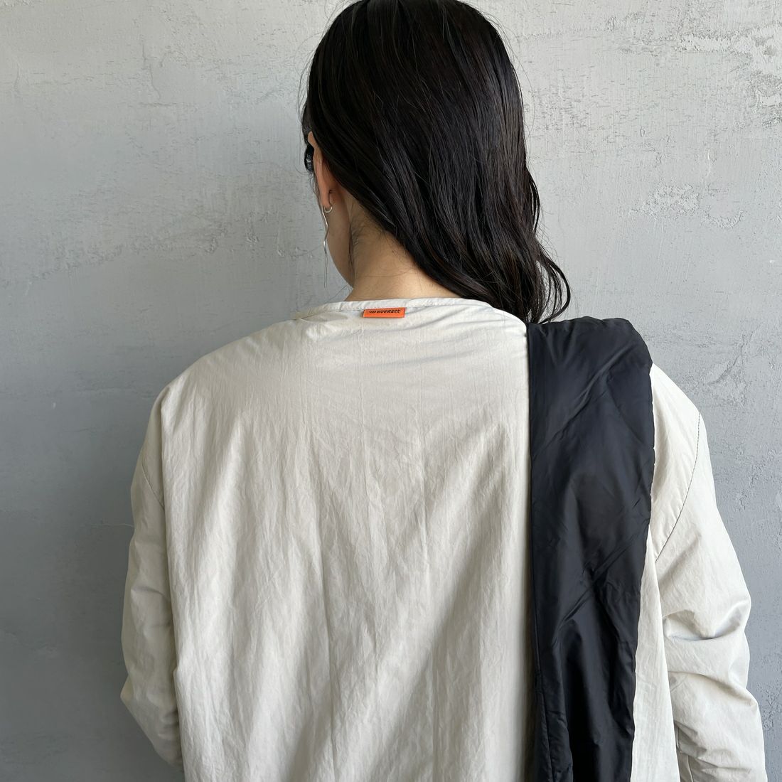 UNIVERSAL OVERALL [ユニバーサルオーバーオール] 別注 中綿入りノーカラージャケット [U2432452IN-JF] L.GRAY &&モデル身長：160cm 着用サイズ：F&&