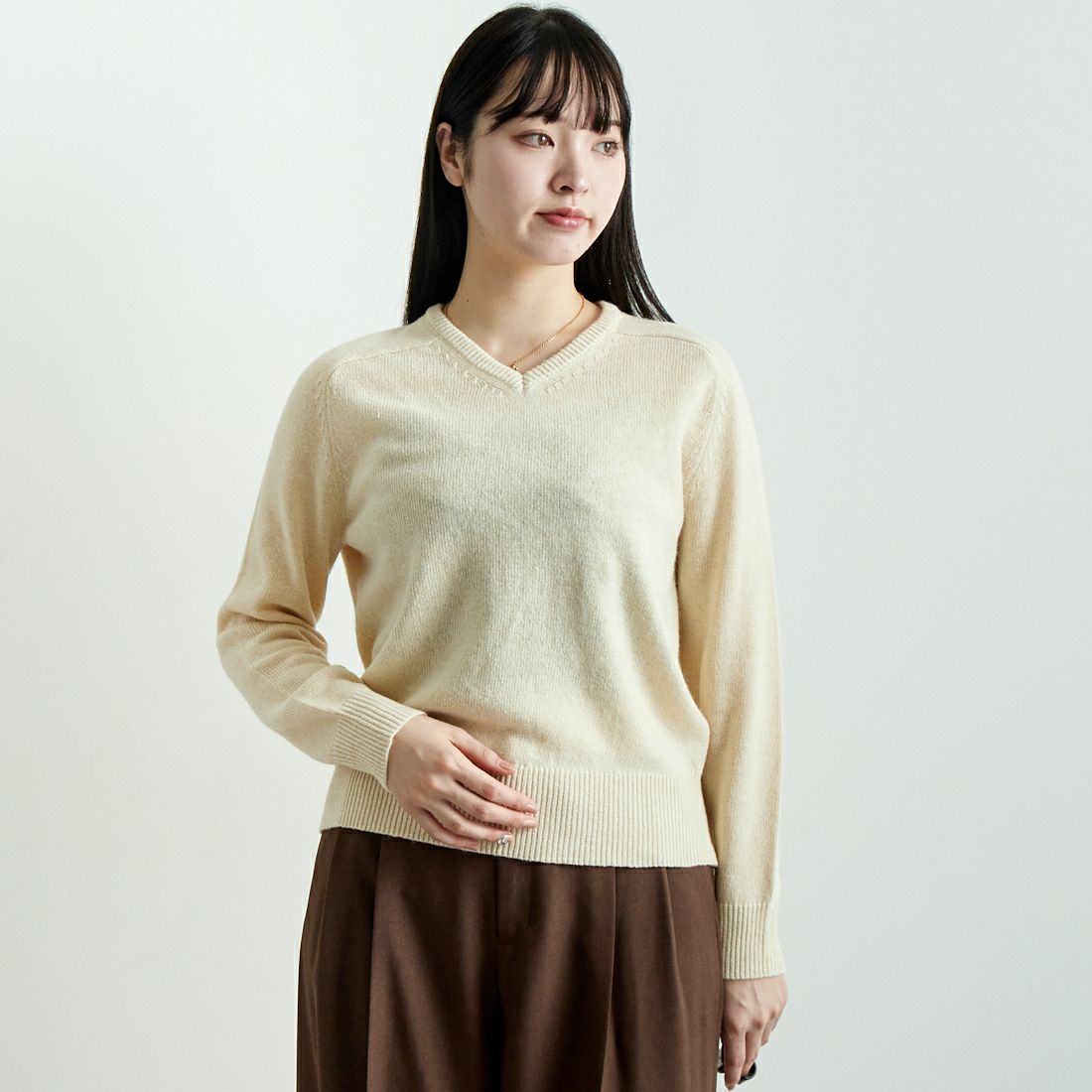 Jeans Factory Clothes [ジーンズファクトリークローズ] スタンダードVネックニット [24FW-IN-001] IVORY &&モデル身長：167cm 着用サイズ：F&&