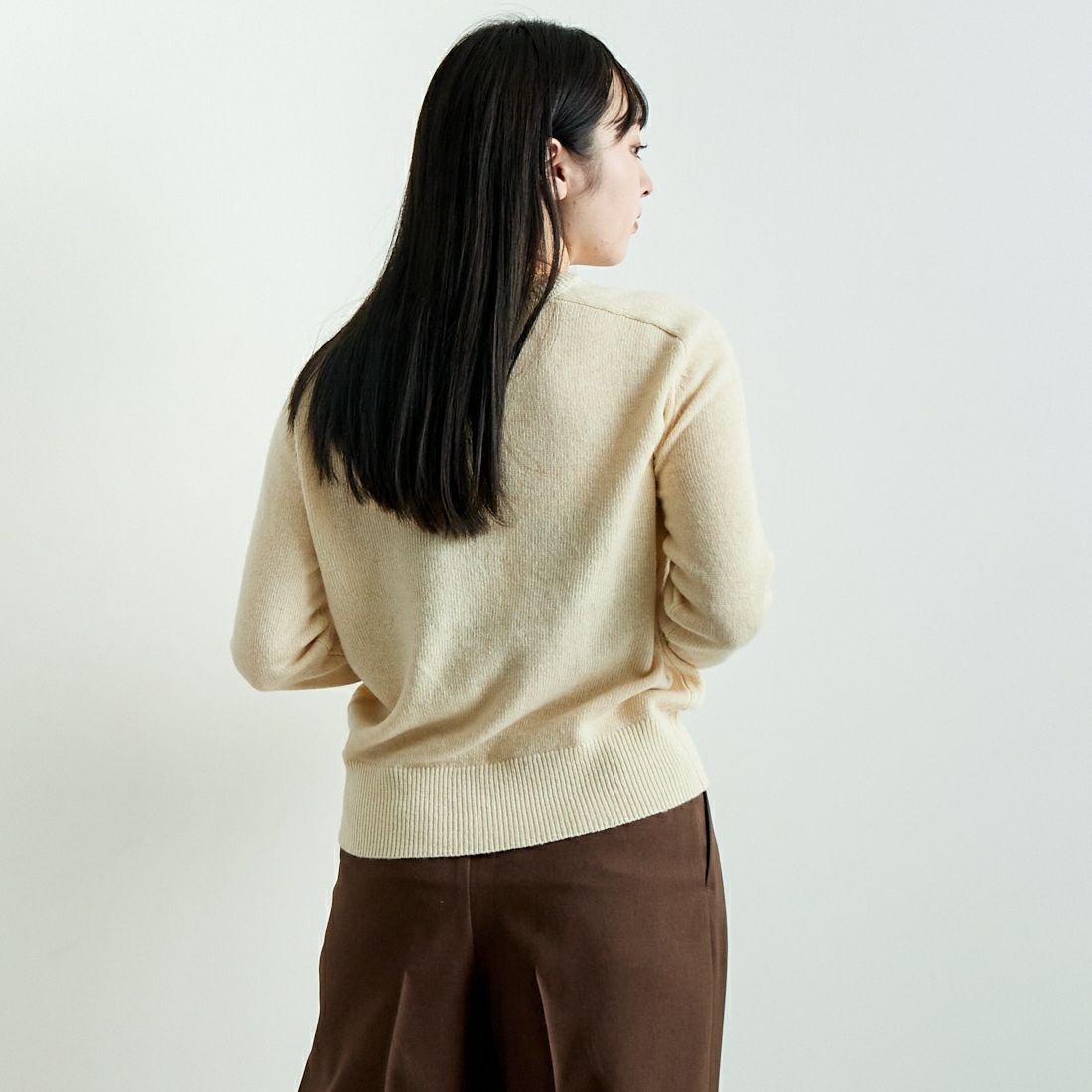 Jeans Factory Clothes [ジーンズファクトリークローズ] スタンダードVネックニット [24FW-IN-001] IVORY &&モデル身長：167cm 着用サイズ：F&&