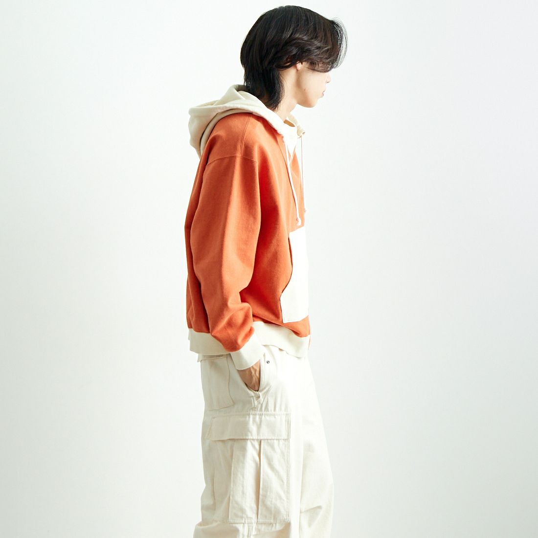 Name. [ネーム] アシンメトリック スイッチングフーディ [NMCU-022] ORANGE &&モデル身長：179cm 着用サイズ：1&&