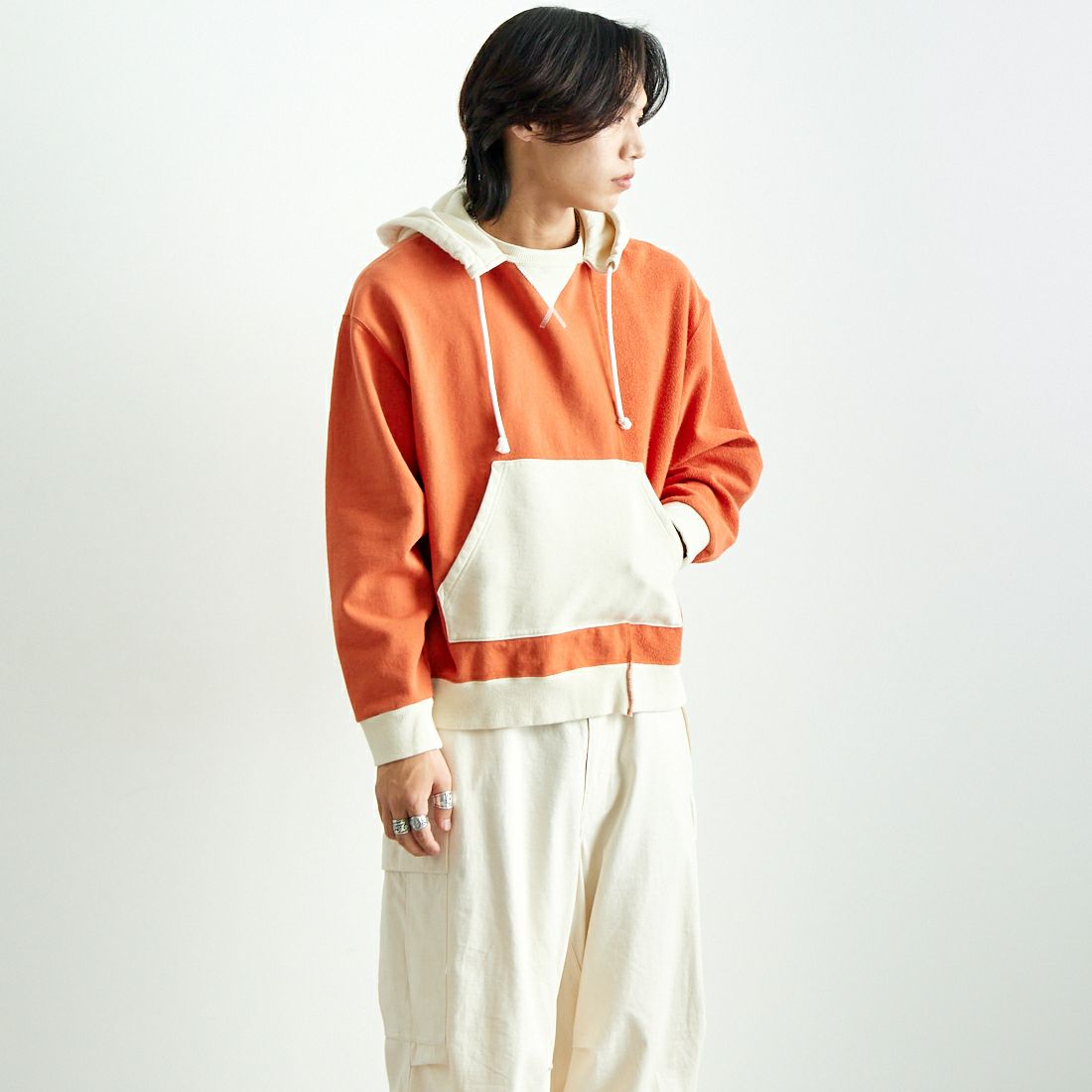 Name. [ネーム] アシンメトリック スイッチングフーディ [NMCU-022] ORANGE &&モデル身長：179cm 着用サイズ：1&&