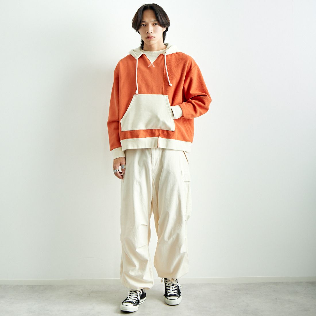 Name. [ネーム] アシンメトリック スイッチングフーディ [NMCU-022] ORANGE &&モデル身長：179cm 着用サイズ：1&&