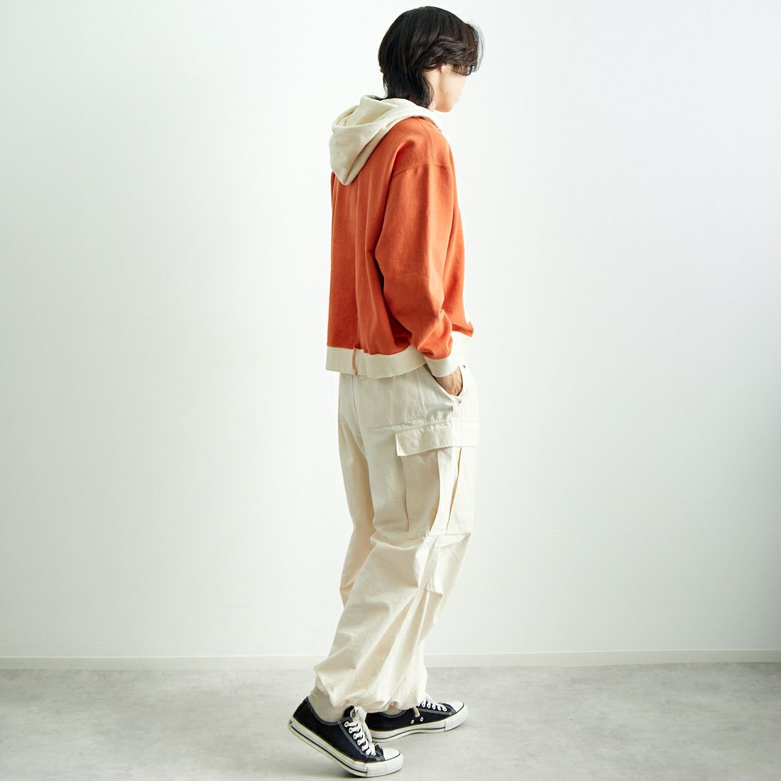 Name. [ネーム] アシンメトリック スイッチングフーディ [NMCU-022] ORANGE &&モデル身長：179cm 着用サイズ：1&&