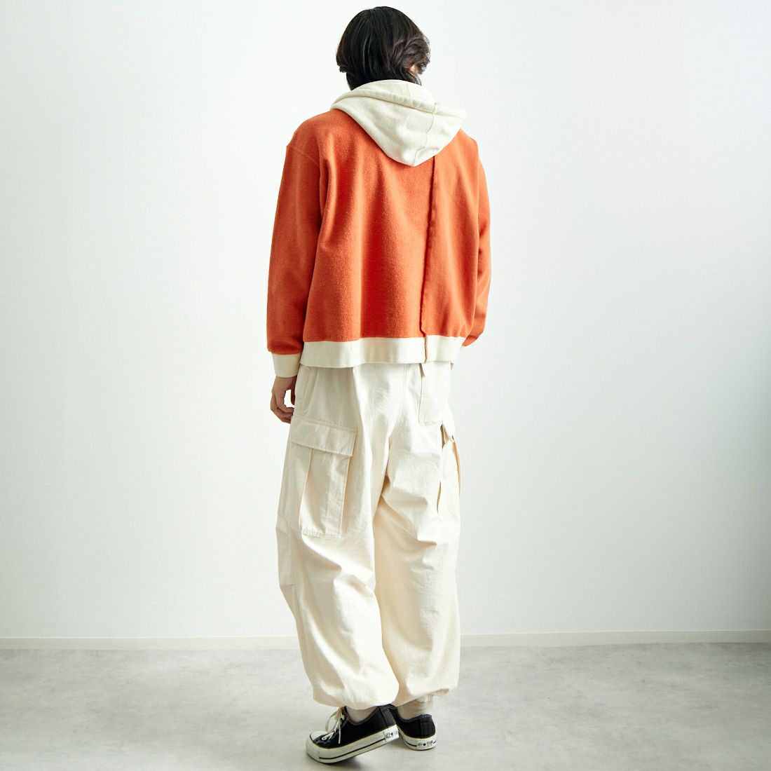Name. [ネーム] アシンメトリック スイッチングフーディ [NMCU-022] ORANGE &&モデル身長：179cm 着用サイズ：1&&