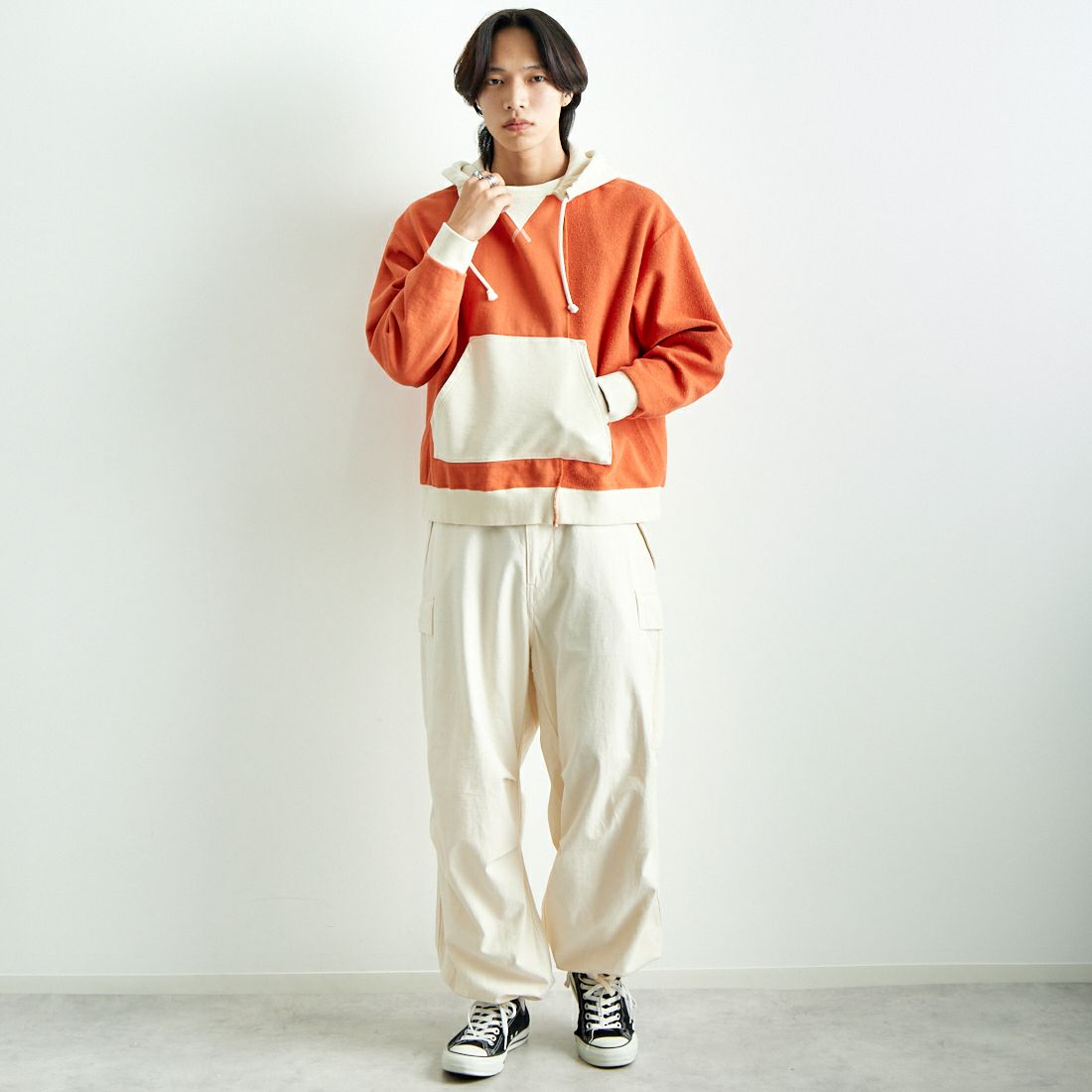 Name. [ネーム] アシンメトリック スイッチングフーディ [NMCU-022] ORANGE &&モデル身長：179cm 着用サイズ：1&&