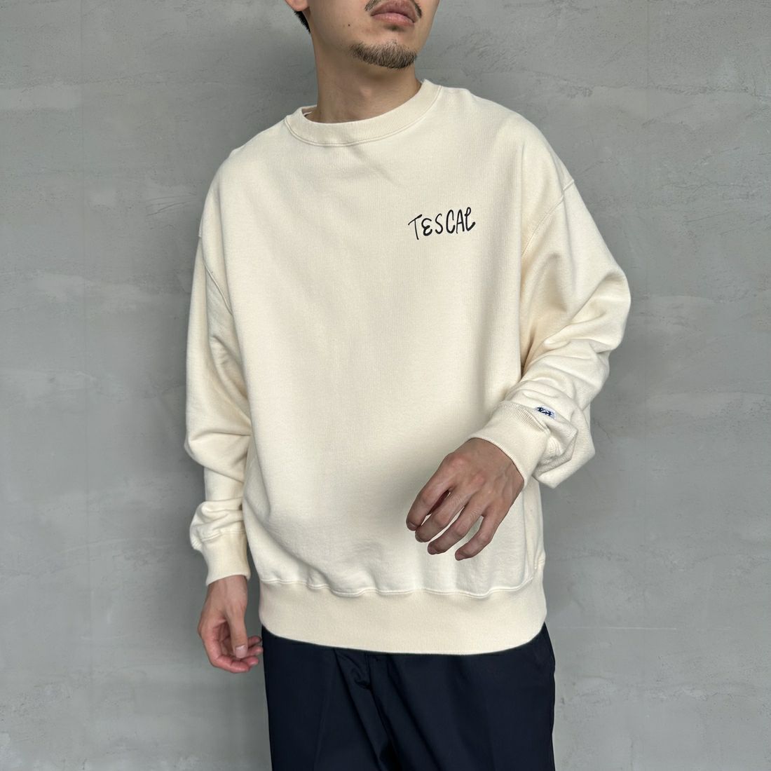 The Endless Summer [エンドレスサマー] 別注 手描き風BUHI バックプリントスウェット [FH-24774502-JF] 05 IVORY &&モデル身長：168cm 着用サイズ：M&&