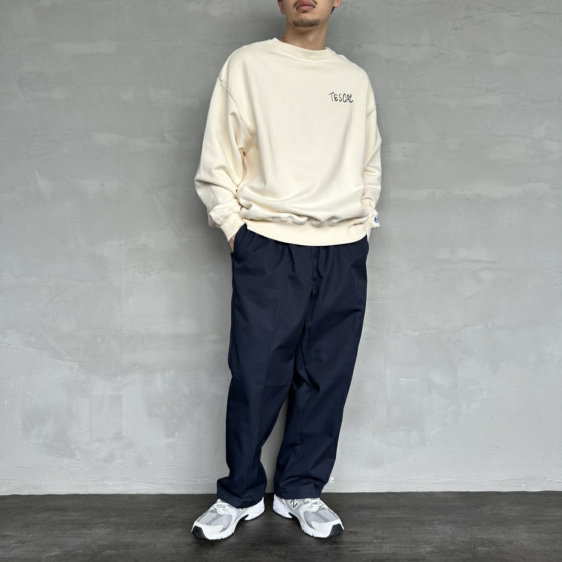 The Endless Summer [エンドレスサマー] 別注 手描き風BUHI バックプリントスウェット [FH-24774502-JF] 05 IVORY &&モデル身長：168cm 着用サイズ：M&&