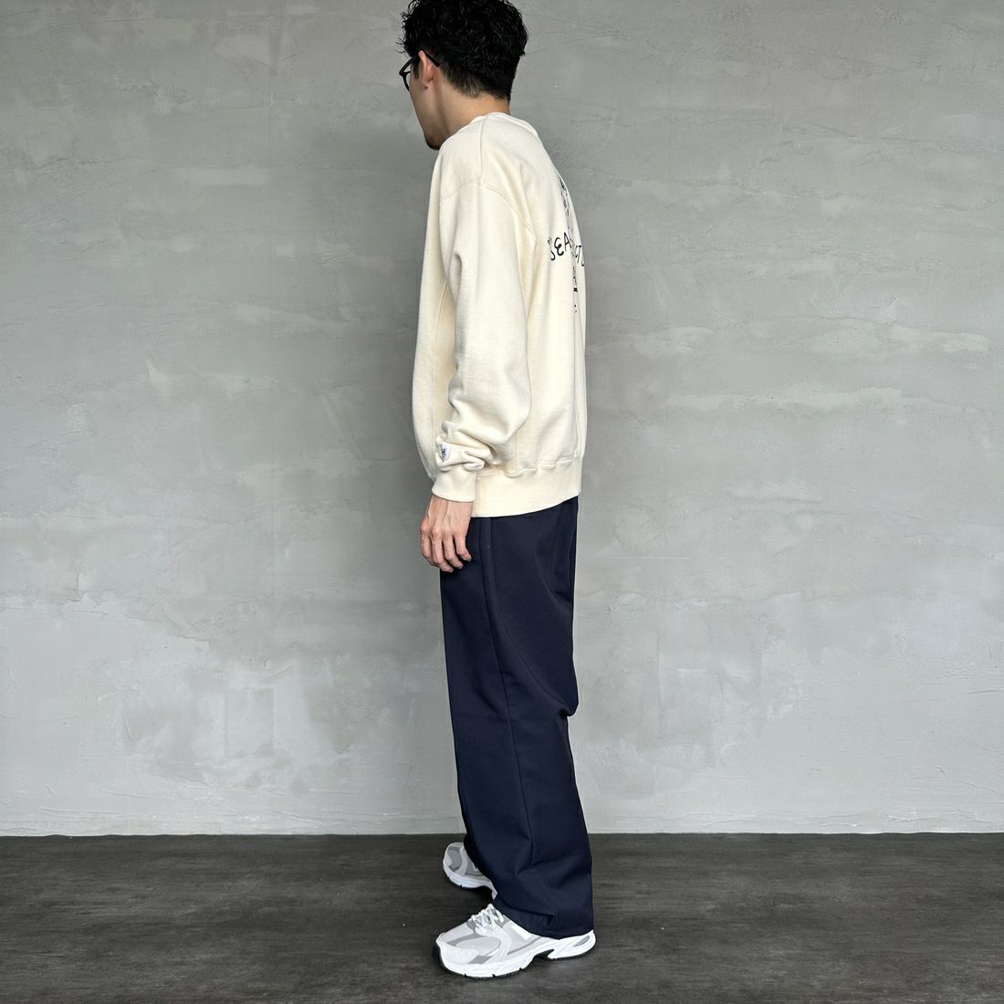 The Endless Summer [エンドレスサマー] 別注 手描き風BUHI バックプリントスウェット [FH-24774502-JF] 05 IVORY &&モデル身長：168cm 着用サイズ：M&&