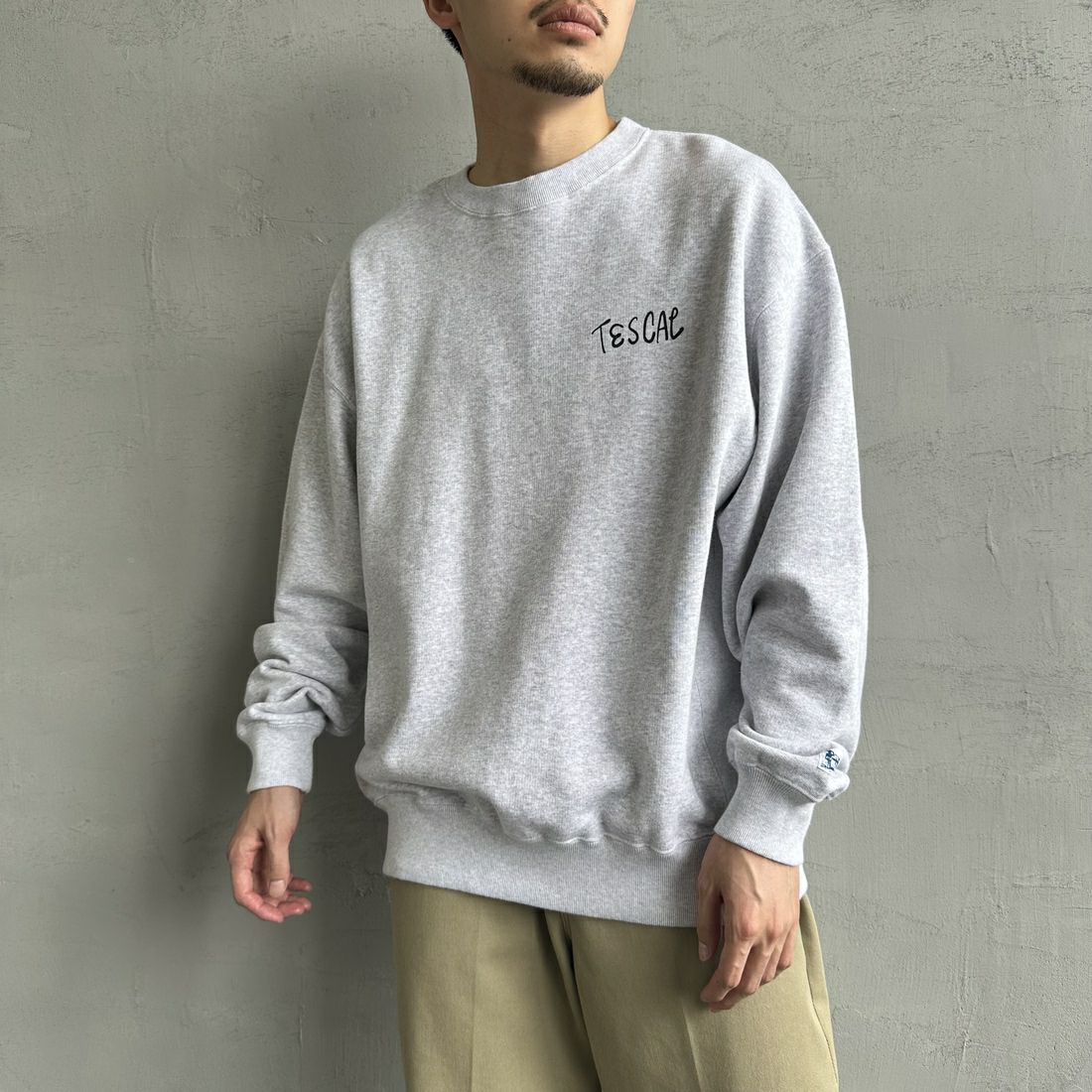 The Endless Summer [エンドレスサマー] 別注 手描き風BUHI バックプリントスウェット [FH-24774502-JF] 03 GRAY &&モデル身長：168cm 着用サイズ：L&&