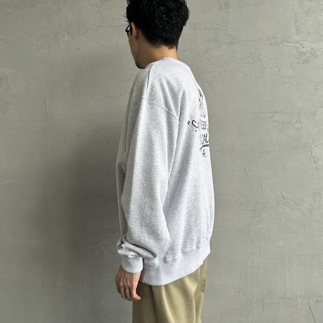 The Endless Summer [エンドレスサマー] 別注 手描き風BUHI バックプリントスウェット [FH-24774502-JF] 03 GRAY &&モデル身長：168cm 着用サイズ：L&&