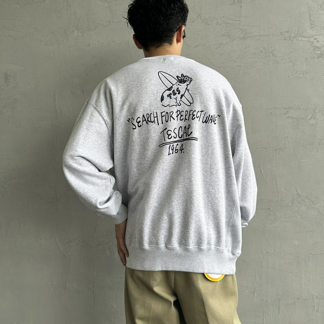 The Endless Summer [エンドレスサマー] 別注 手描き風BUHI バックプリントスウェット [FH-24774502-JF] 03 GRAY &&モデル身長：168cm 着用サイズ：L&&