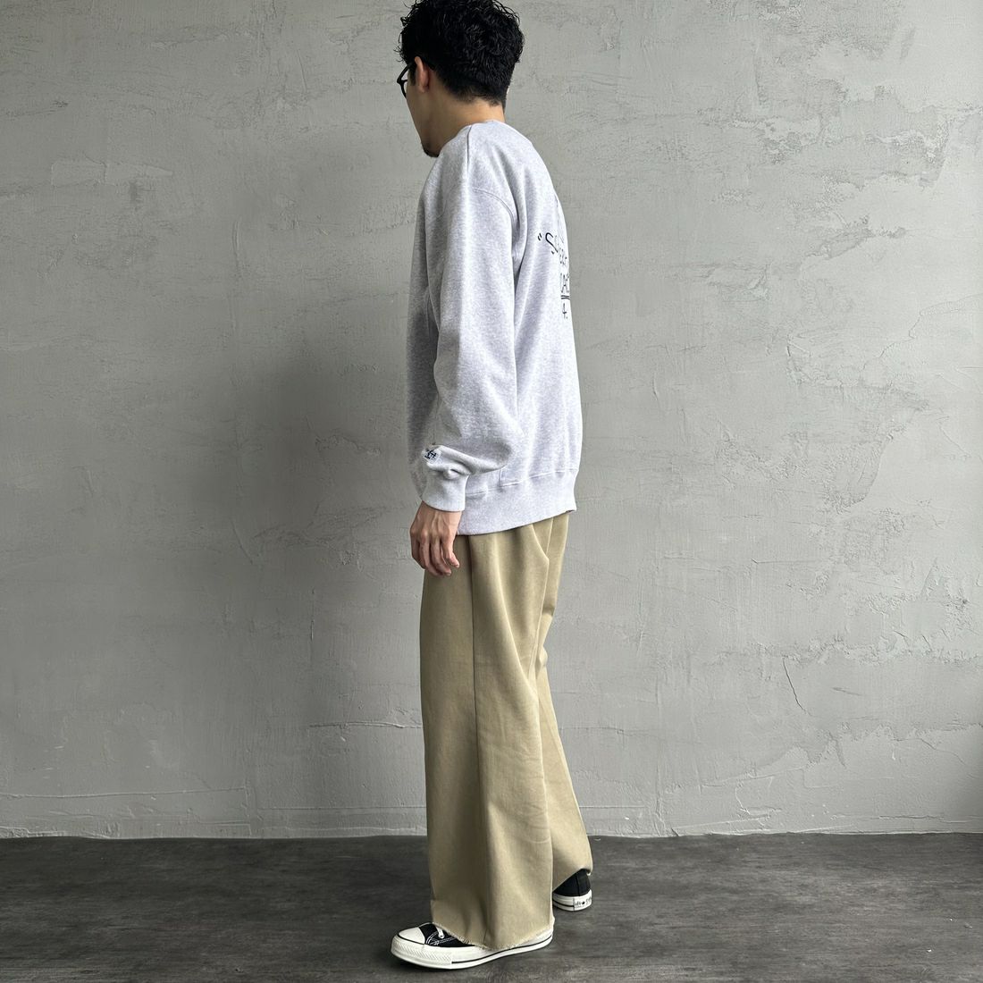 The Endless Summer [エンドレスサマー] 別注 手描き風BUHI バックプリントスウェット [FH-24774502-JF] 03 GRAY &&モデル身長：168cm 着用サイズ：L&&