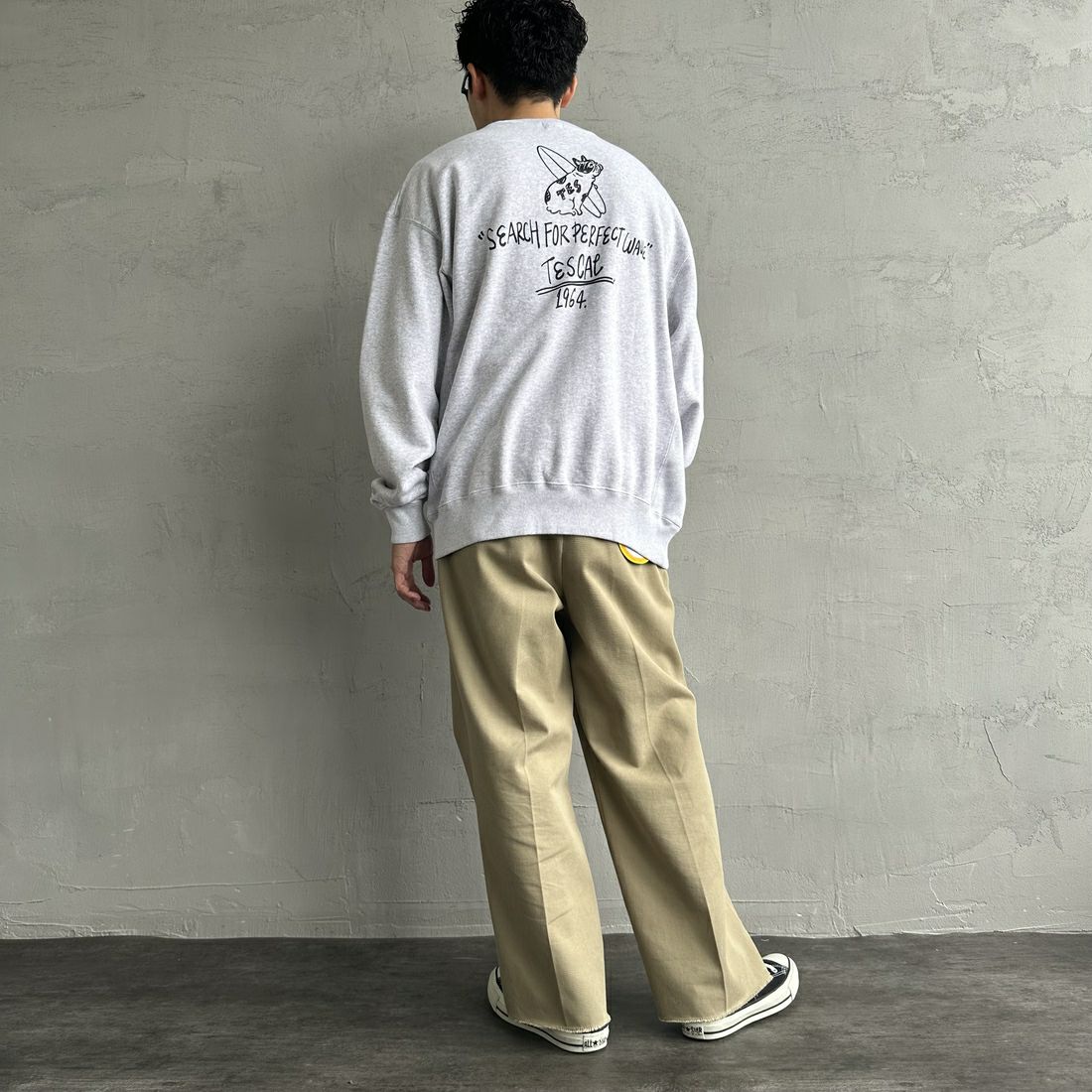 The Endless Summer [エンドレスサマー] 別注 手描き風BUHI バックプリントスウェット [FH-24774502-JF] 03 GRAY &&モデル身長：168cm 着用サイズ：L&&