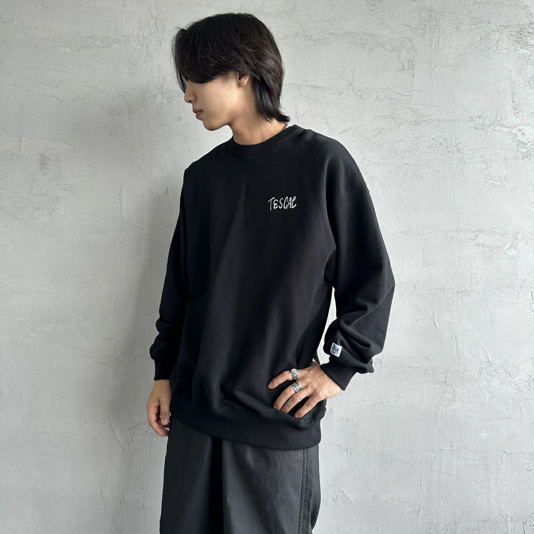 The Endless Summer [エンドレスサマー] 別注 手描き風BUHI バックプリントスウェット [FH-24774502-JF] 01 BLACK &&モデル身長：179cm 着用サイズ：XL&&