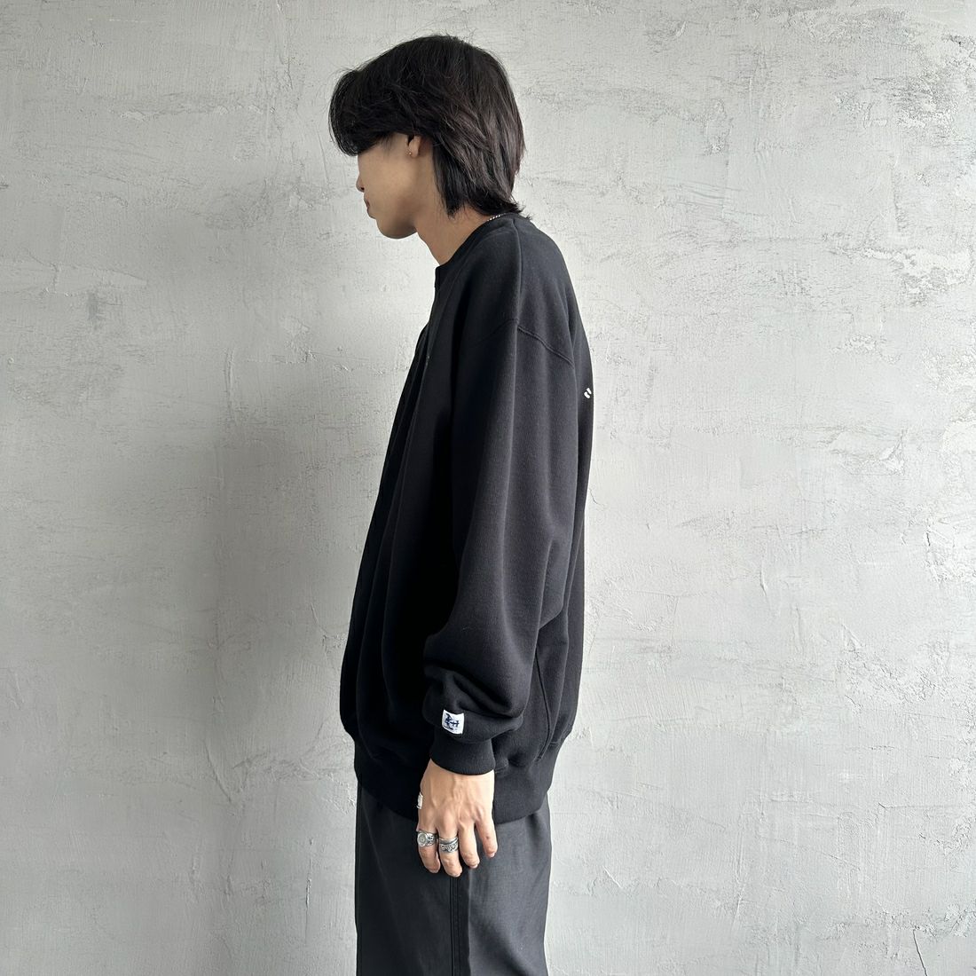 The Endless Summer [エンドレスサマー] 別注 手描き風BUHI バックプリントスウェット [FH-24774502-JF] 01 BLACK &&モデル身長：179cm 着用サイズ：XL&&