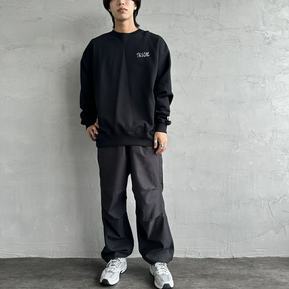 The Endless Summer [エンドレスサマー] 別注 手描き風BUHI バックプリントスウェット [FH-24774502-JF] 01 BLACK &&モデル身長：179cm 着用サイズ：XL&&