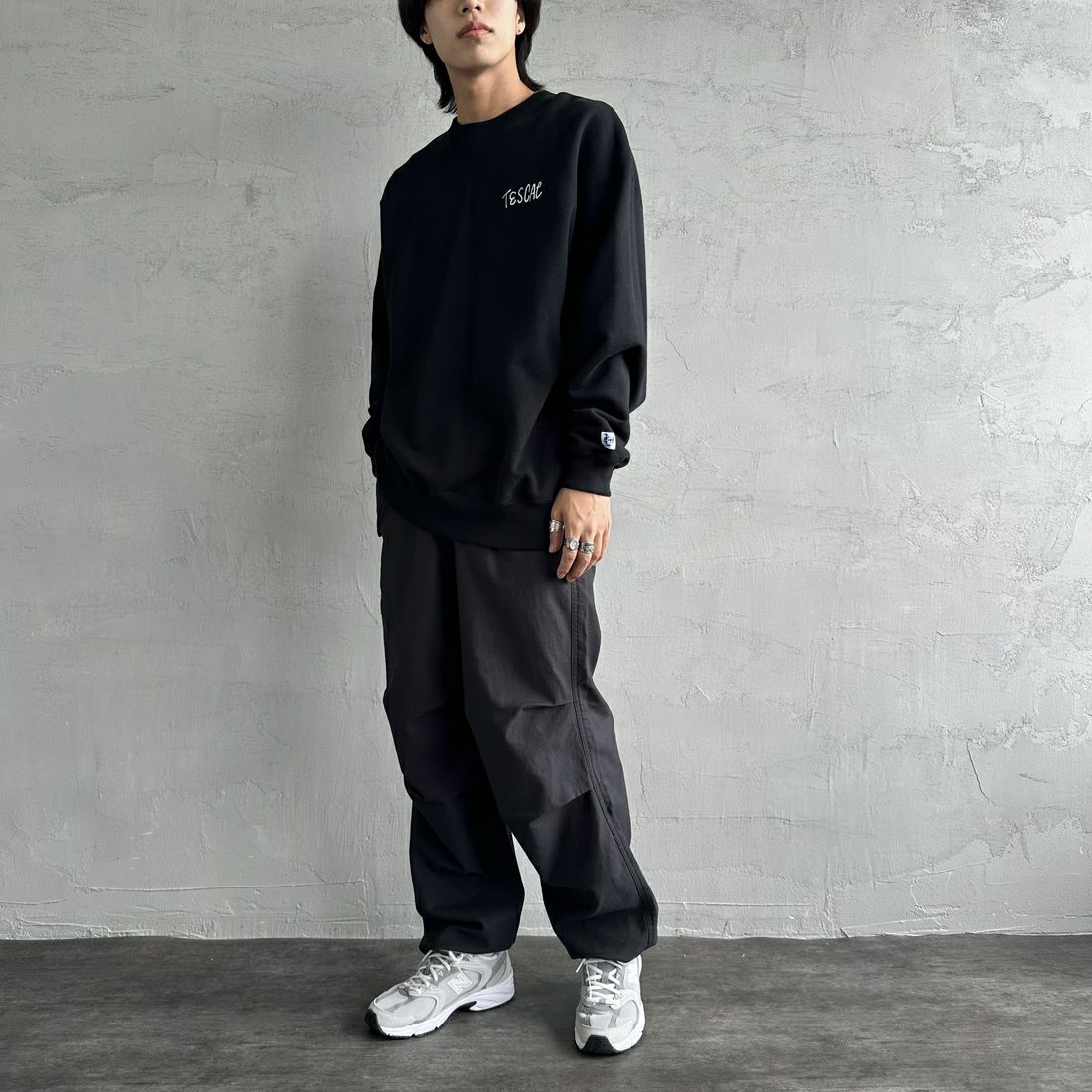 The Endless Summer [エンドレスサマー] 別注 手描き風BUHI バックプリントスウェット [FH-24774502-JF] 01 BLACK &&モデル身長：179cm 着用サイズ：XL&&