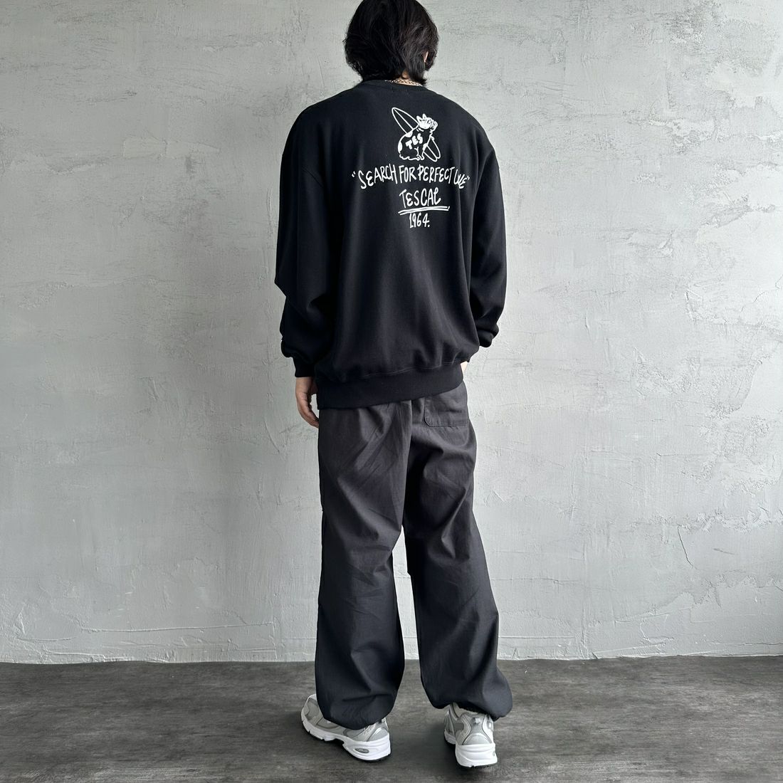 The Endless Summer [エンドレスサマー] 別注 手描き風BUHI バックプリントスウェット [FH-24774502-JF] 01 BLACK &&モデル身長：179cm 着用サイズ：XL&&