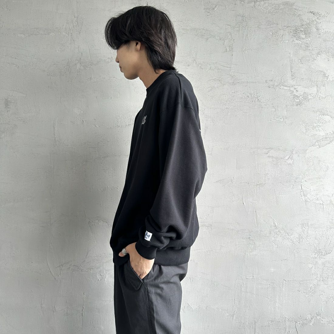 The Endless Summer [エンドレスサマー] 別注 手描き風BUHI バックプリントスウェット [FH-24774502-JF] 01 BLACK &&モデル身長：179cm 着用サイズ：L&&