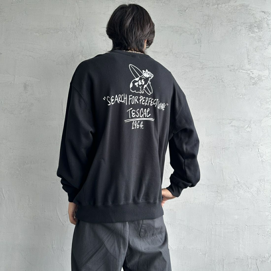 The Endless Summer [エンドレスサマー] 別注 手描き風BUHI バックプリントスウェット [FH-24774502-JF] 01 BLACK &&モデル身長：179cm 着用サイズ：L&&