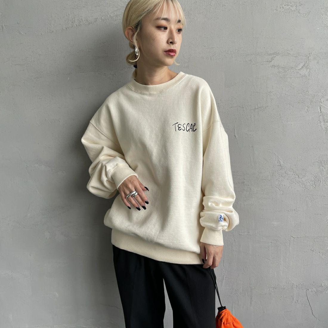 The Endless Summer [エンドレスサマー] 別注 手描き風BUHI バックプリントスウェット [FH-24774502-JF] 05 IVORY &&モデル身長：150cm 着用サイズ：S&&