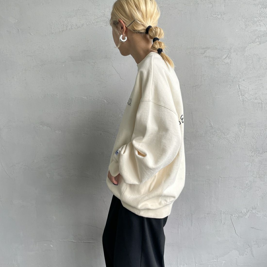 The Endless Summer [エンドレスサマー] 別注 手描き風BUHI バックプリントスウェット [FH-24774502-JF] 05 IVORY &&モデル身長：150cm 着用サイズ：S&&