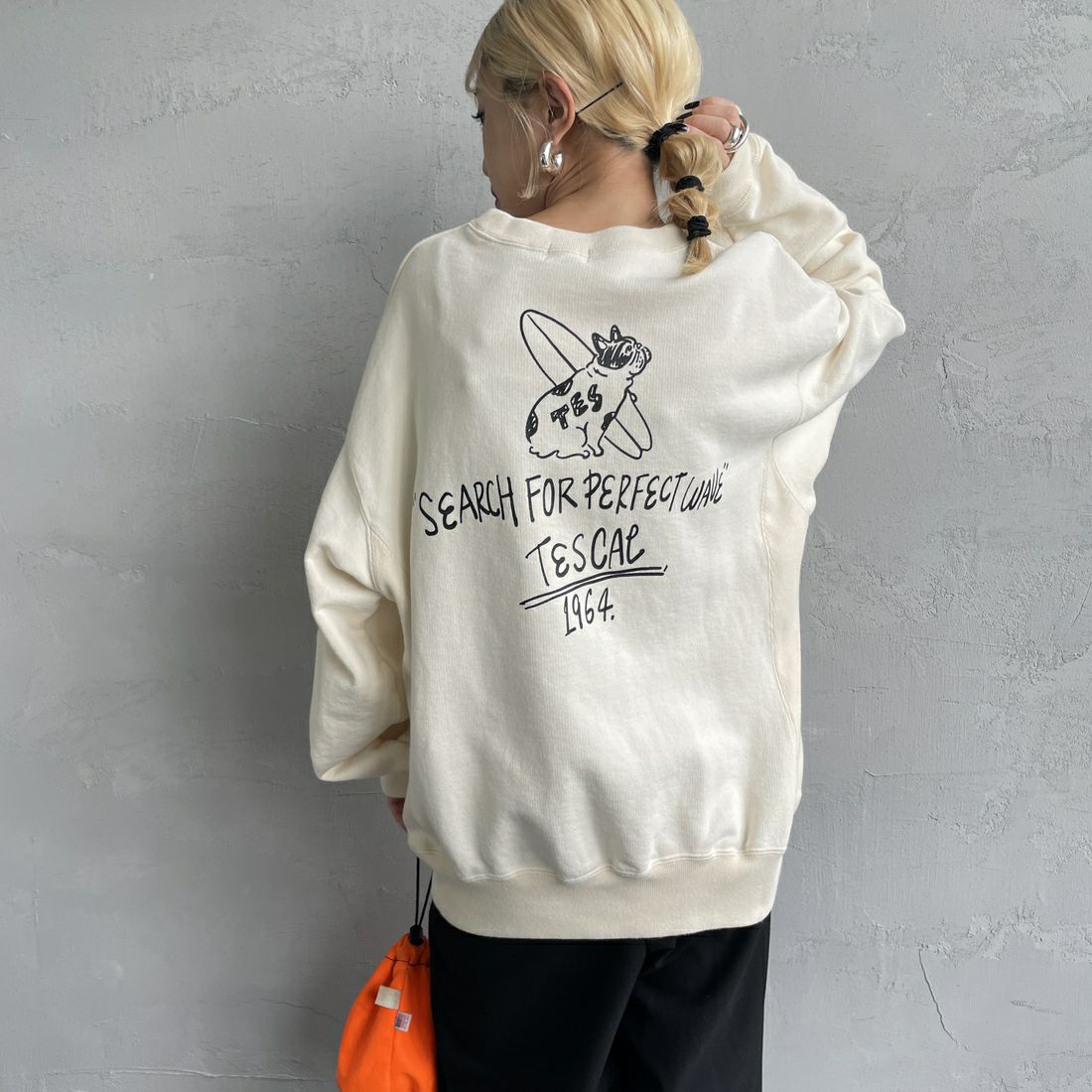 The Endless Summer [エンドレスサマー] 別注 手描き風BUHI バックプリントスウェット [FH-24774502-JF] 05 IVORY &&モデル身長：150cm 着用サイズ：S&&