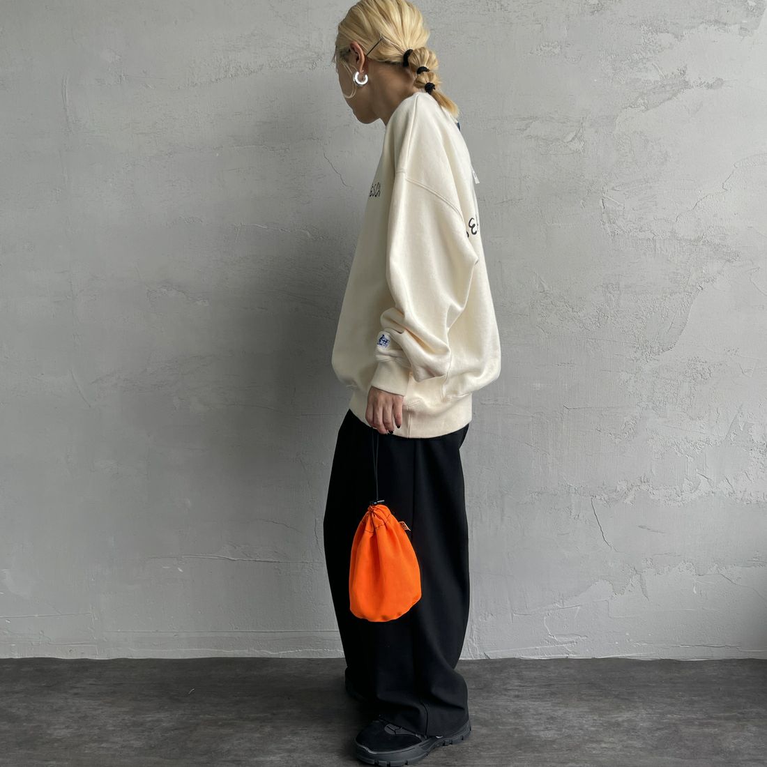 The Endless Summer [エンドレスサマー] 別注 手描き風BUHI バックプリントスウェット [FH-24774502-JF] 05 IVORY &&モデル身長：150cm 着用サイズ：S&&