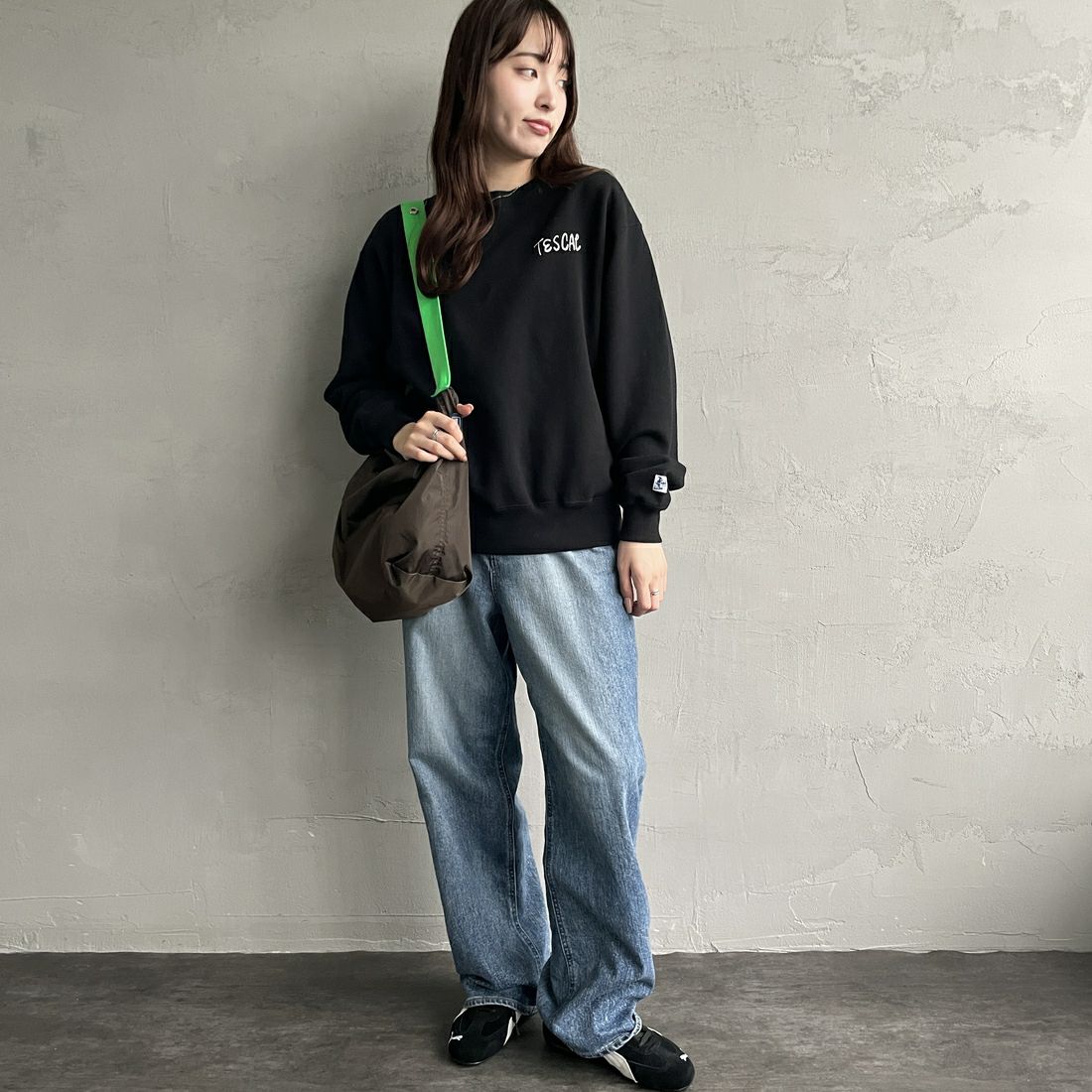 The Endless Summer [エンドレスサマー] 別注 手描き風BUHI バックプリントスウェット [FH-24774502-JF] 01 BLACK &&モデル身長：167cm 着用サイズ：S&&