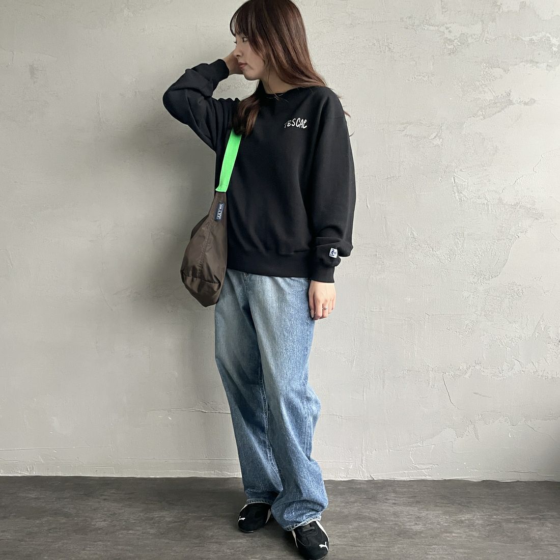 The Endless Summer [エンドレスサマー] 別注 手描き風BUHI バックプリントスウェット [FH-24774502-JF] 01 BLACK &&モデル身長：167cm 着用サイズ：S&&