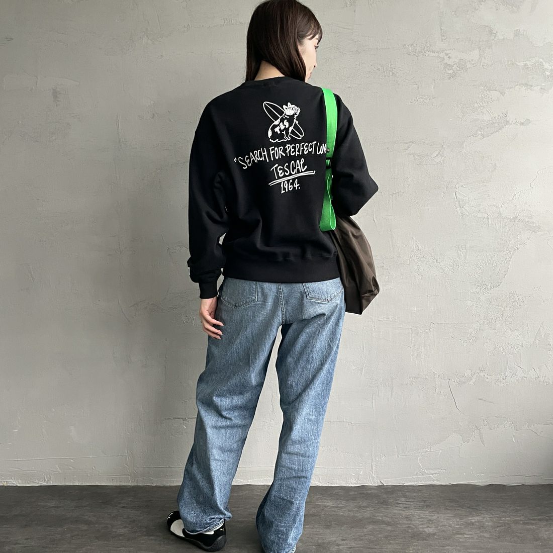 The Endless Summer [エンドレスサマー] 別注 手描き風BUHI バックプリントスウェット [FH-24774502-JF] 01 BLACK &&モデル身長：167cm 着用サイズ：S&&