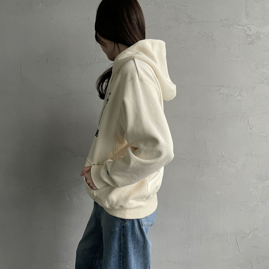 The Endless Summer [エンドレスサマー] 別注 BUHI フロッキーロゴプリント スウェットパーカー [FH-24774506-JF] 05 IVORY&&モデル身長：167cm 着用サイズ：S&&